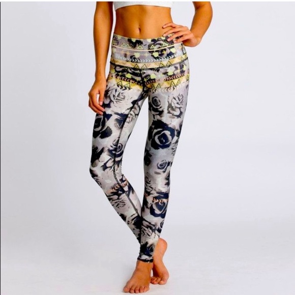 Teeki Desert Rose Hot Pant yoga leggings - Picture 2 of 10